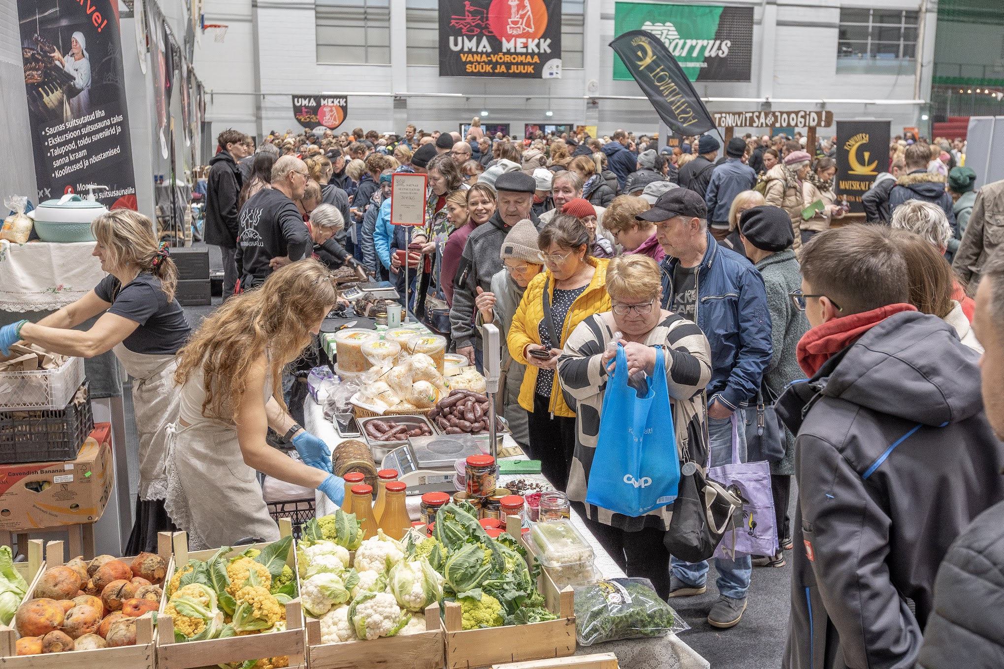 Laupäeval toimunud Uma Meki laadal jagus nii kauplejaid kui ka külastajaid. Mõned müügiletid said juba enne laada lõppu tühjaks. Foto: AIGAR NAGEL